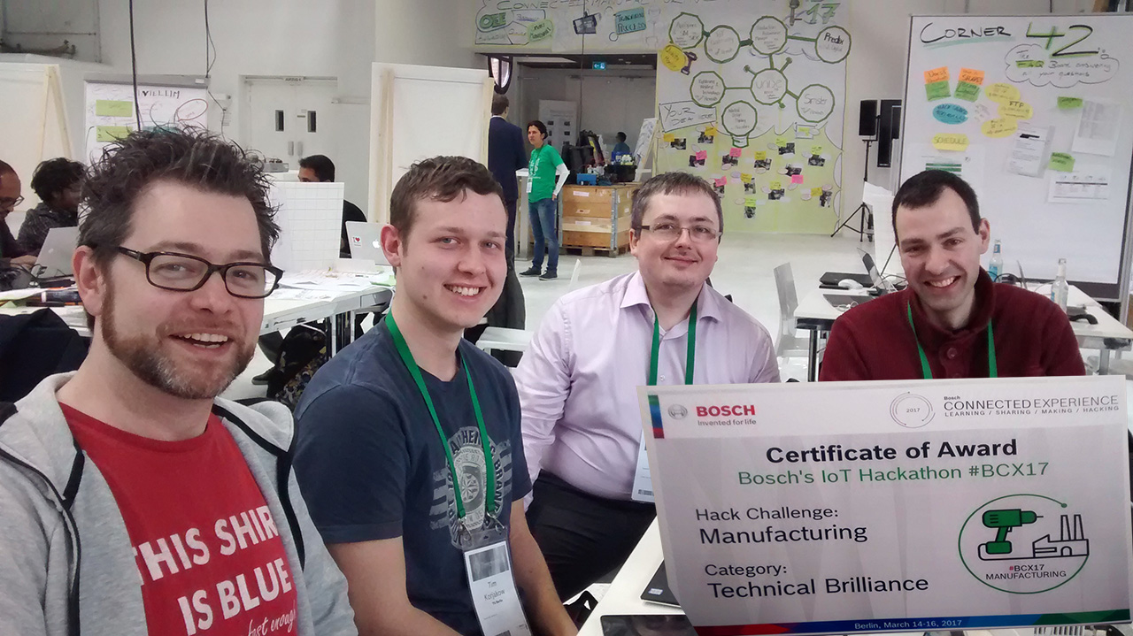 Our colleague Johannes Jilg (2nd from right) with his team "Hydra" and their award