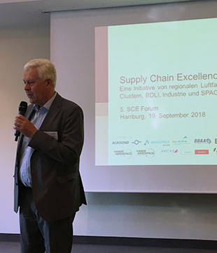 Dr. Kirschfink begrüßt die Teilnehmer des SCE Forums