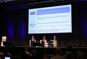 Professor Tsipoulanidis von der HWR Berlin moderierte eine Podiumsdikussion und band das Plenum per Slido ein (Foto: IPM)