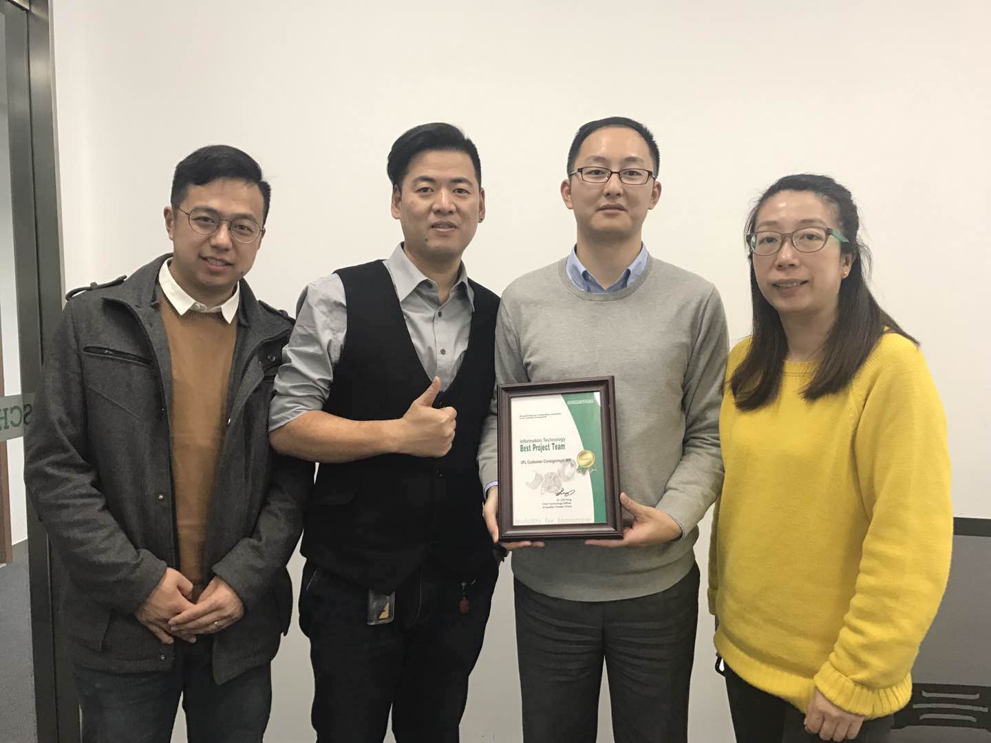 Helen Zhang Hong and Steven SunYue from Schaeffler present the award to Sun Jinglei and Tang Dawei from SupplyOn (from left to right)