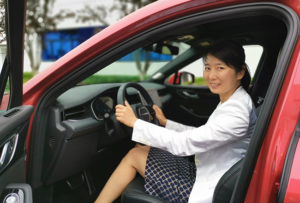 Zixi Zheng, General Manager SupplyOn China, bei der Probefahrt