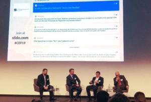Publikumsfragen über die Slido-App während der Podiumsdiskussion, moderiert von Prof. Tomenendal vom HWR