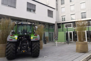 Fendt-Traktor vor dem AGRITECH Konferenzort