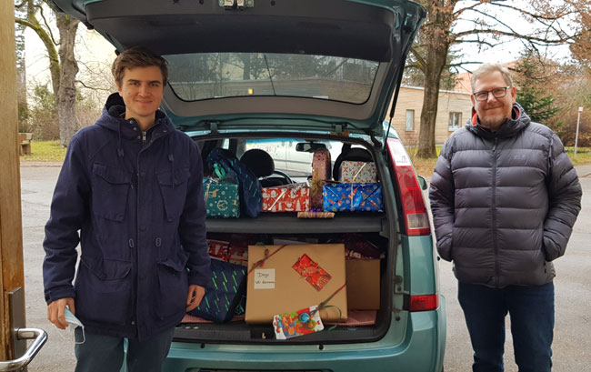 Unsere Geschenkeüberbringer: Trainee Dejan Latifi und Product Owner Werner Faust mit ihrer freudestiftenden Fracht