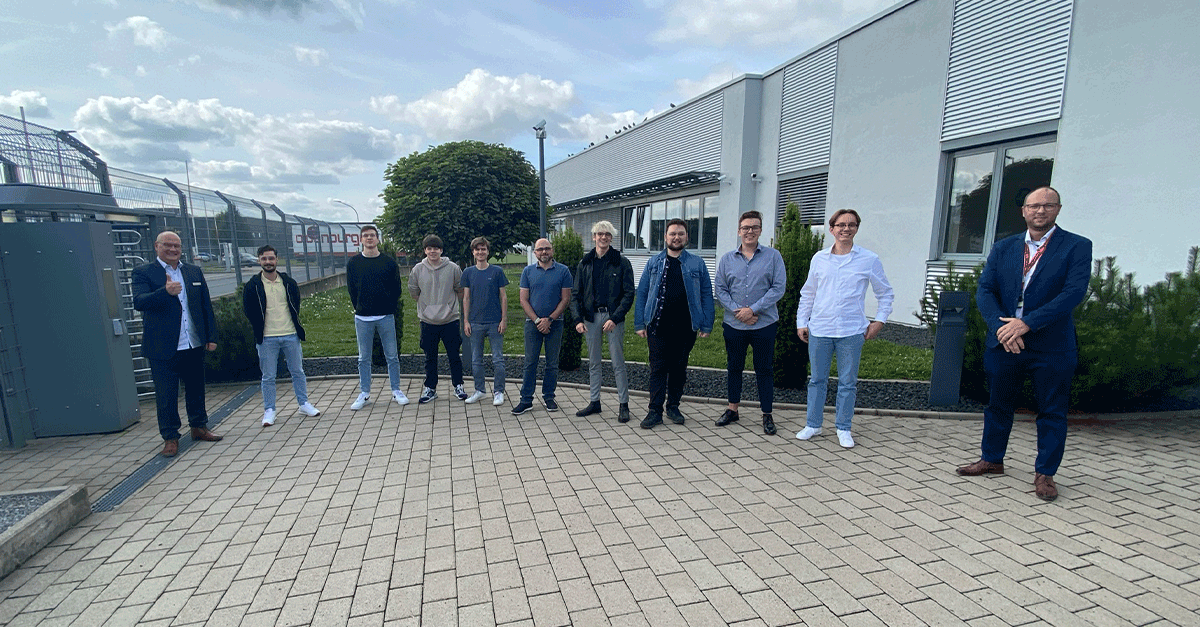 Sealed off by fences, concrete and steel on the outside, a warm welcome for our apprentices on the inside: at the Fujitsu data center in Neuenstadt/Germany
