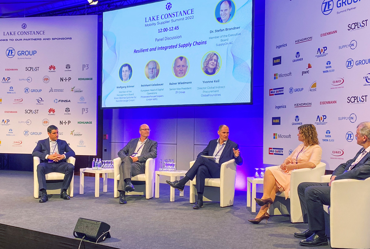 Wolfgang Krinner (Knorr-Bremse), Reinhard Geissbauer (PWC), Stefan Brandner (SupplyOn), Yvonne Keil (GlobalFoundries) und Rainer Wiedmann (ZF Group; Bild v.l.n.r.) diskutieren, wie man belastbare und integrierte Lieferketten erreicht