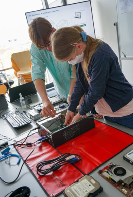 How does a computer look and work on the inside?