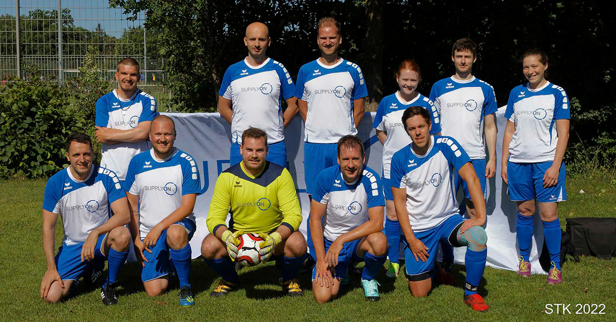 Die sportlichen Elf: Das SupplyOn Fußballteam bei den Munich Charity Company Championships (MCCC) 2022 (Foto: Steffen Keber)