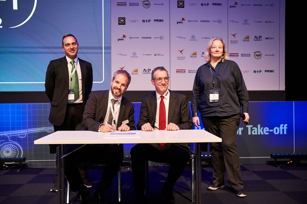 Signing ceremony live on stage: EFW is awarded as supplier of Deutsche Aircraft