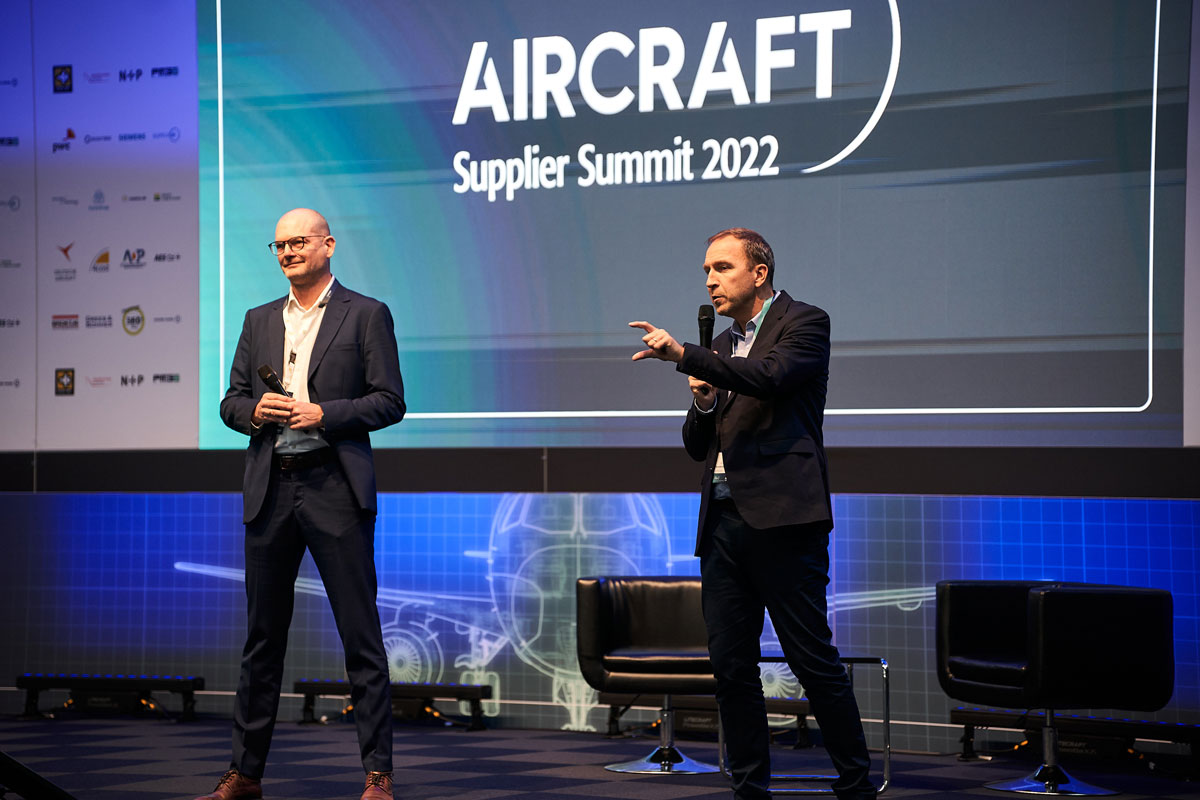 Moderator Thomas Keitel (PWC, links) auf der Bühne im Gespräch mit Rodolphe Péricat, CEO BoostAeroSpace (rechts; Bild: Aircraft Supplier Summit)