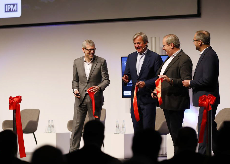 Jürgen Westermeier (CPO Airbus), Michael Haidinger (President Boeing Germany), Volker Thum (General Manager BDLI) and Prof. Dr.Johannes Walther (CEO IPM) ceremonially open the Aviation Forum 2022 (picture courtesy of IPM)