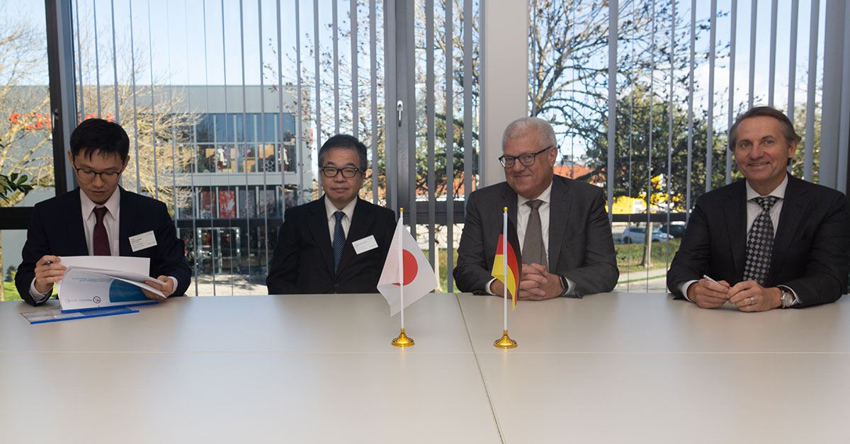 Naoto Kawabe (Eva Aviation), Masahiro Matsuoka (SJAC), Markus Quicken and Jürg Oberholzer (both SupplyOn; from left to right) sign an agreement on AirSupply usage in Japan