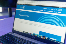 Ein Laptop, auf dem eine Website-Seite mit dem Titel „SupplyOn Girls Day“ in blau-weißem Design und mehreren geöffneten Browser-Tabs angezeigt wird.